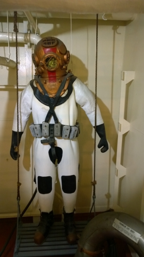 Dive suits to fix ship hull